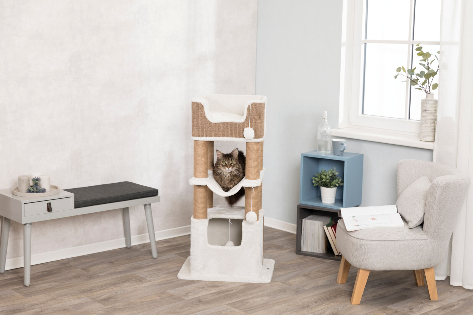 Trixie Kratzbaum XXL Lucano | besonders für große Katzen geeignet | Farben Weiß-Taupe  Höhe 110 cm