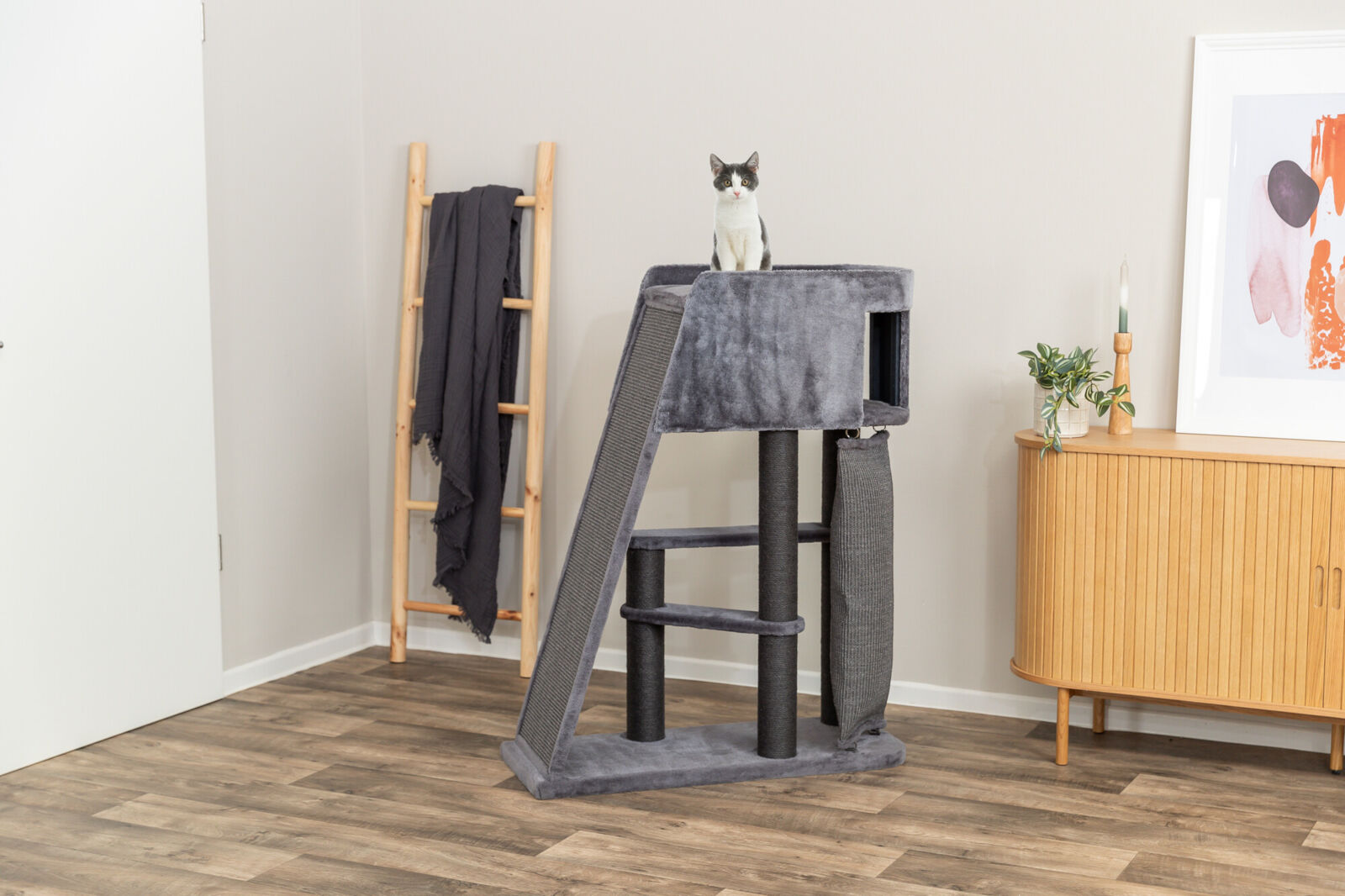Trixie Kratzbaum Active | Katzenkratzbaum mit Höhle, Klettersack & Rampe | Farbe Grau | Maße 96x38x122 cm