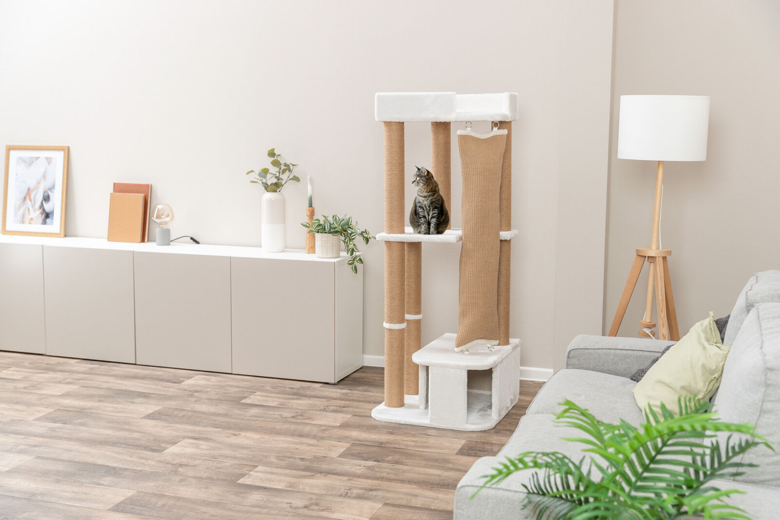 Trixie Kratzbaum Active | Großer Spiel- und Ruheplatz für Ihre Katze | Farbe Beige | Maße 58x58x150 cm