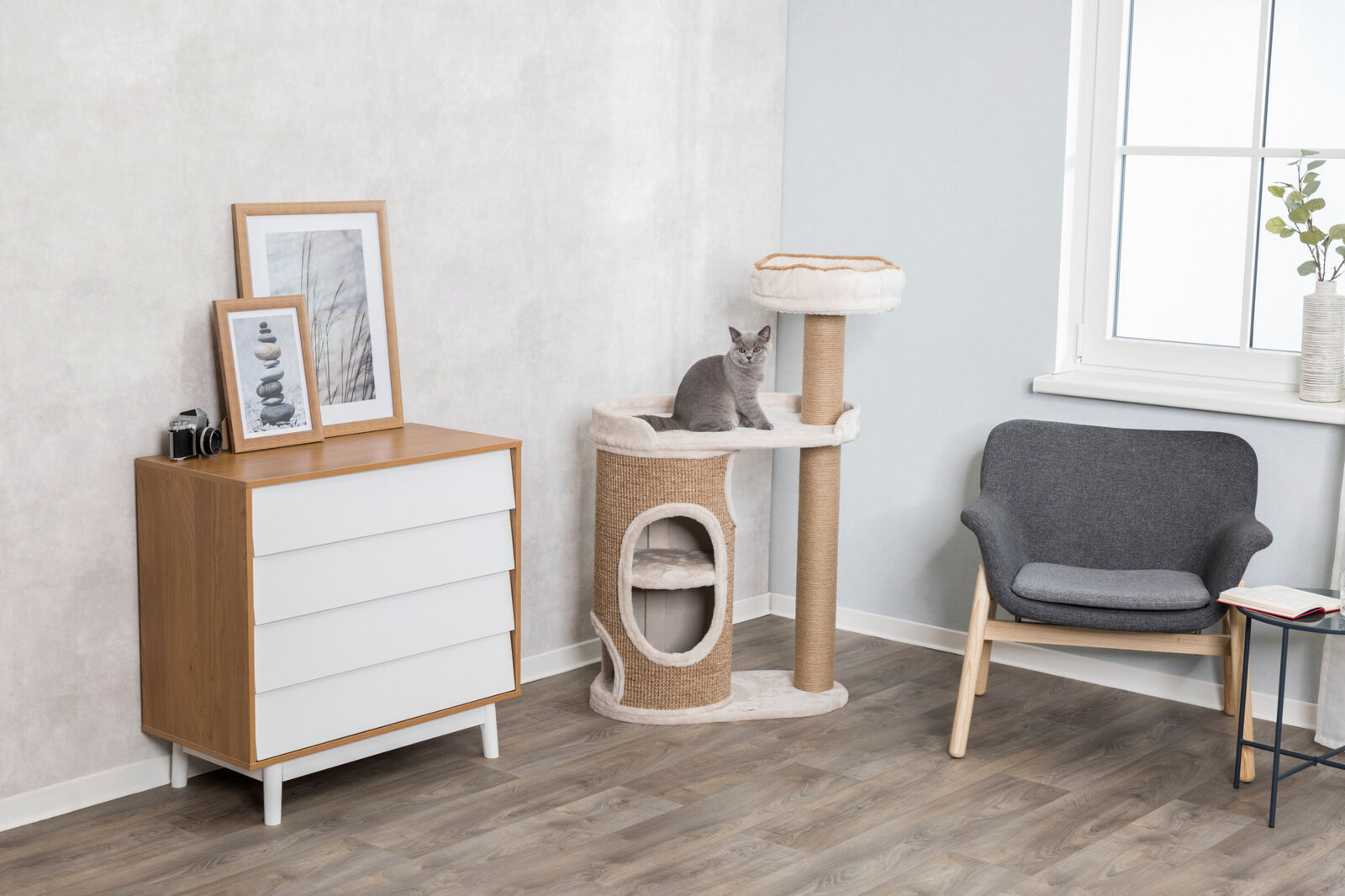 Trixie Kratzbaum Falco | komfortabler Katzenkratzbaum mit Höhle und Kuschelbett | Lichtgrau-Braun | 70x38x117 cm