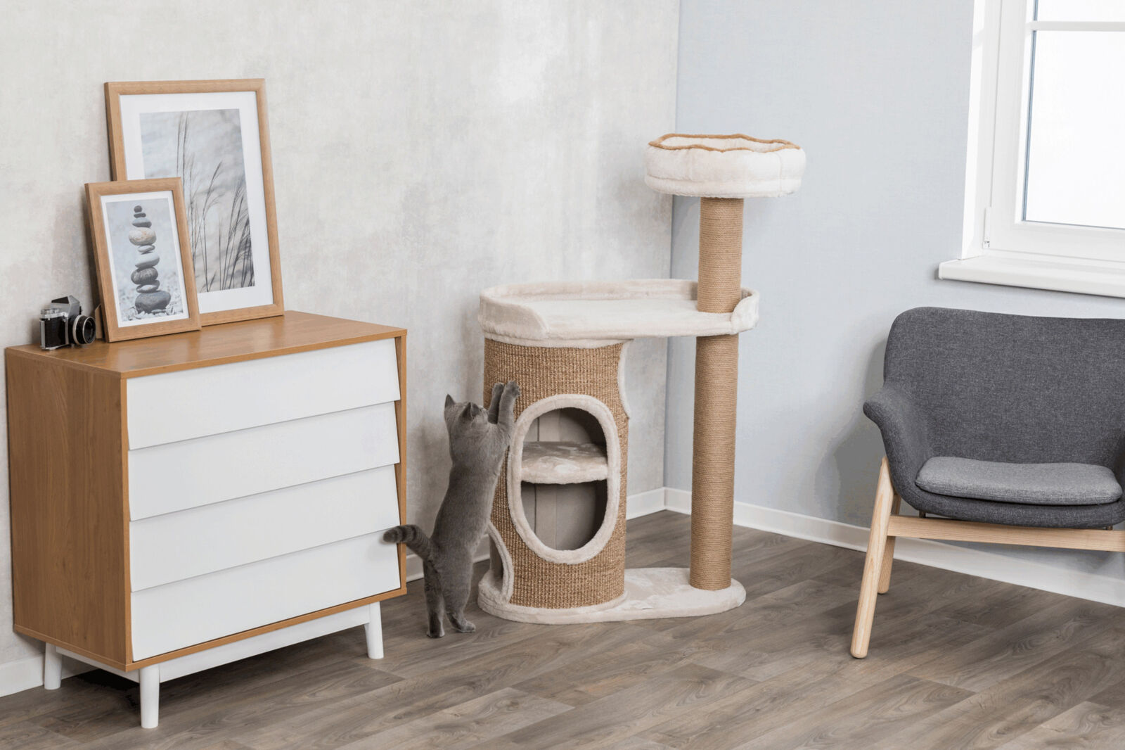 Trixie Kratzbaum Falco | komfortabler Katzenkratzbaum mit Höhle und Kuschelbett | Lichtgrau-Braun | 70x38x117 cm
