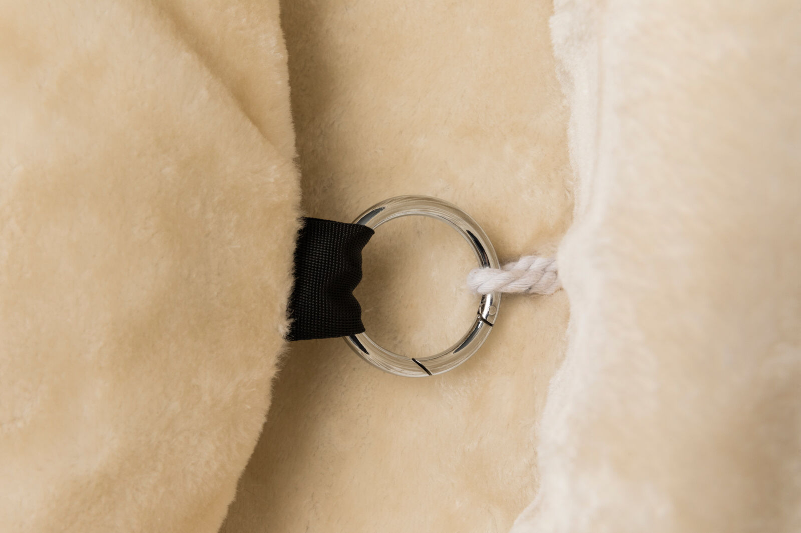 Trixie Kratzbaum XXL Klara | stabiler Katzenkratzbaum mit Kuschelbett | Farbe Creme - Maße 60x60x100 cm