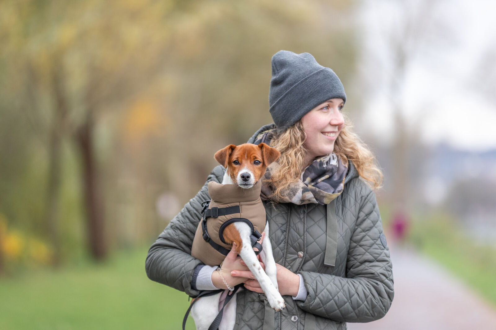 Trixie Wintermantel Pirou | Geschirr-Wintermantel für Hunde – warm, wasserdicht | Farbe Sand | Gr. XS 24 cm