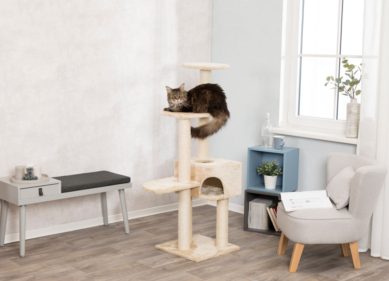 Trixie Kratzbaum Alicante |  kompakter Katzenkratzbaum mit Höhle | Farbe Beige | Maße 45x45x142 cm